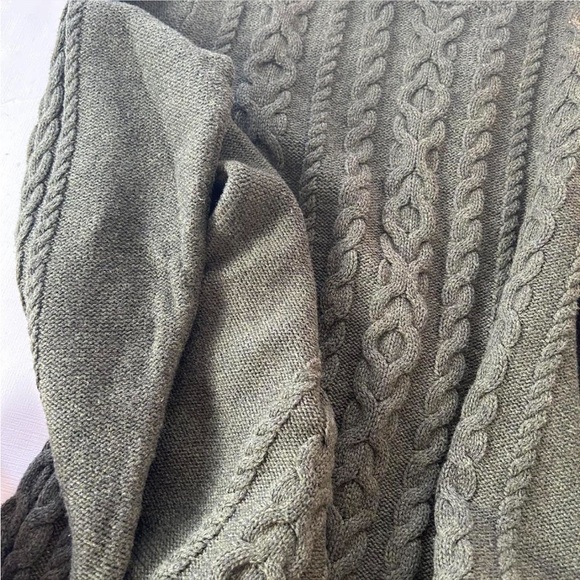 L.L. Bean Fisherman’s Cable knit crewneck sweater Green Large. - Picture 8 of 8